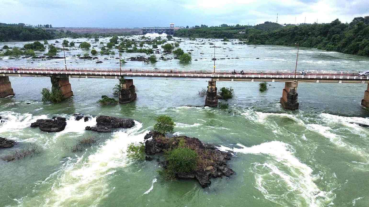 今朝、トリアン水力発電所の放水量は770m3/秒から1120m3/秒に減少しました。写真:HAC