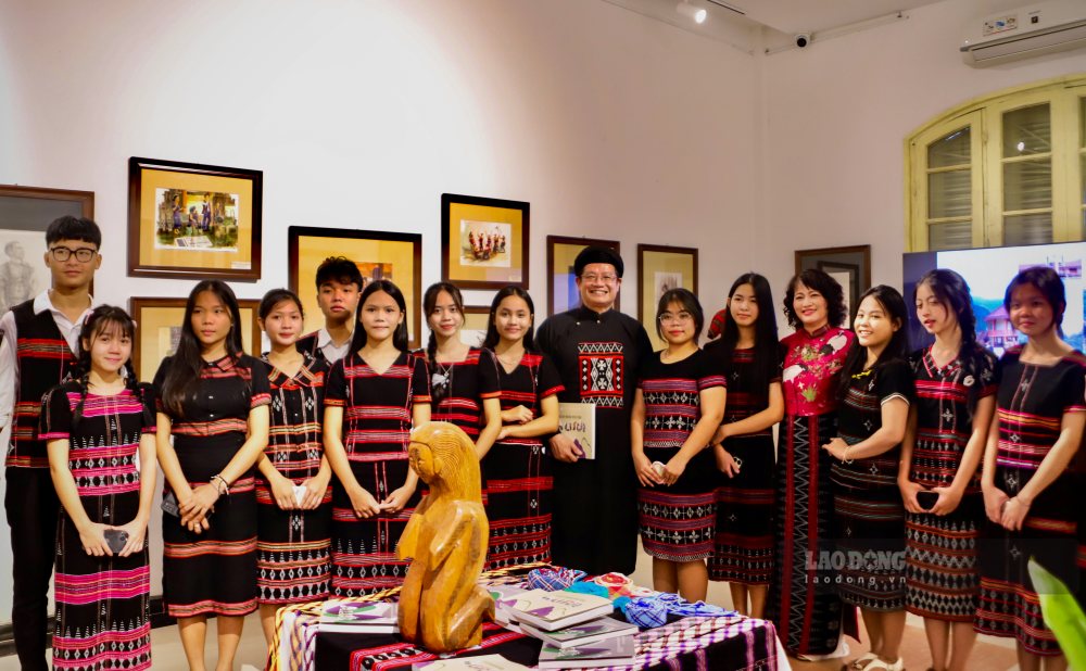 Tourists were amazed when enjoying the traditional cultural identity of A Luoi. Photo: Ngo Hien