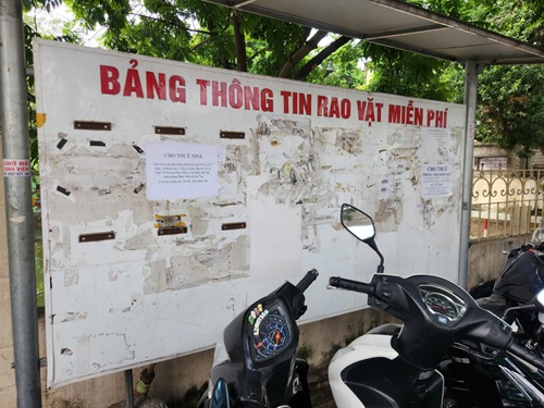 Trước tấm biển rao vặt miễn phí là chỗ để xe, trông xe. Ảnh: Minh Hạnh 