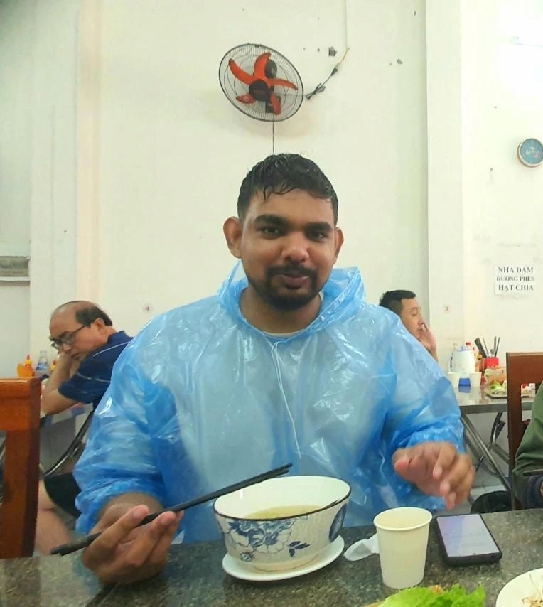 Bua an giua nhung ngay cung nguoi dia phuong cuu tro vung lu. Anh do nhan vat cung cap