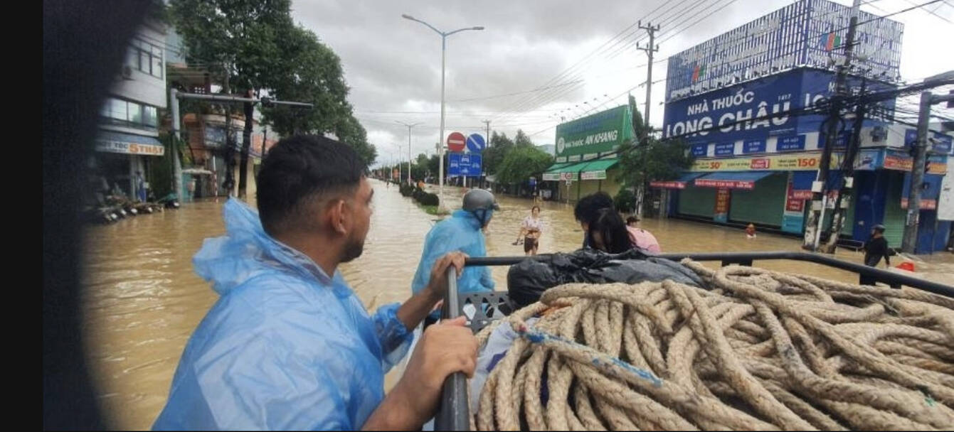 Arshaad Yousuph un touriste sud-africain se précipite dans le centre des inondations de Khánh Hòa pour aider les habitants. Photo fournie par le personnage