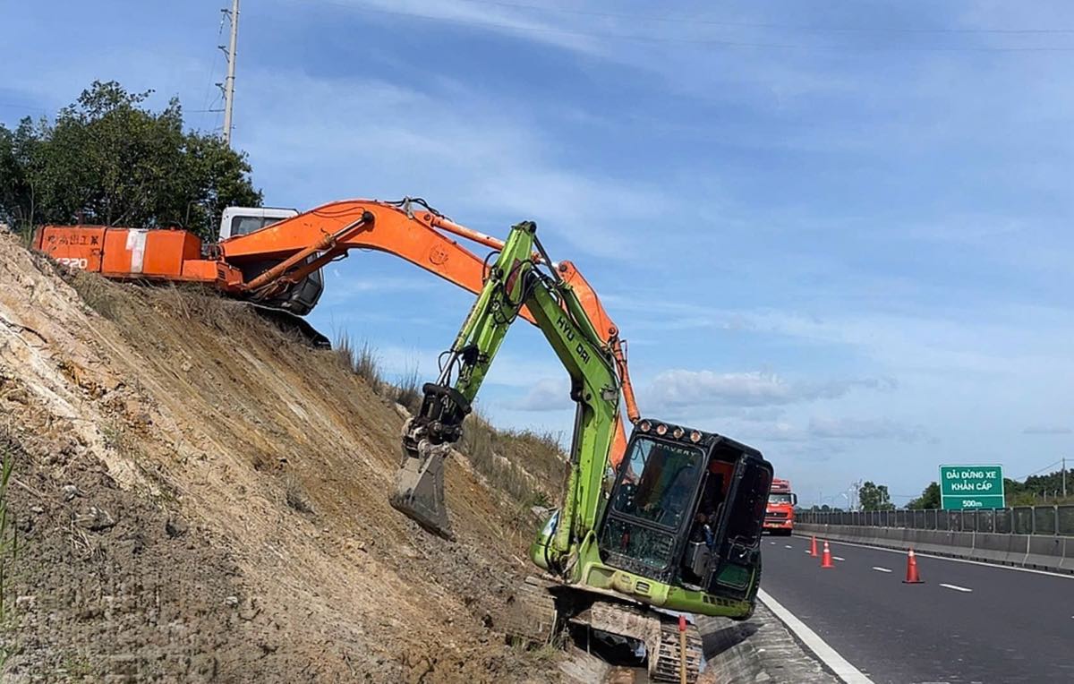 Trien khai san gat mai taluy duong truoc khi do be tong. Anh: Duy Tuan