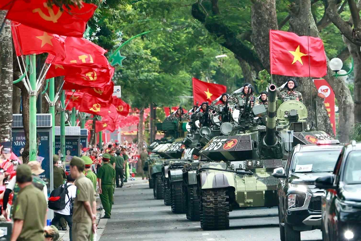 Tap luyen dieu binh dieu hanh tren cac tuyen pho trung tam Ha Noi chuan bi cho su kien A80. Anh: Hai Nguyen