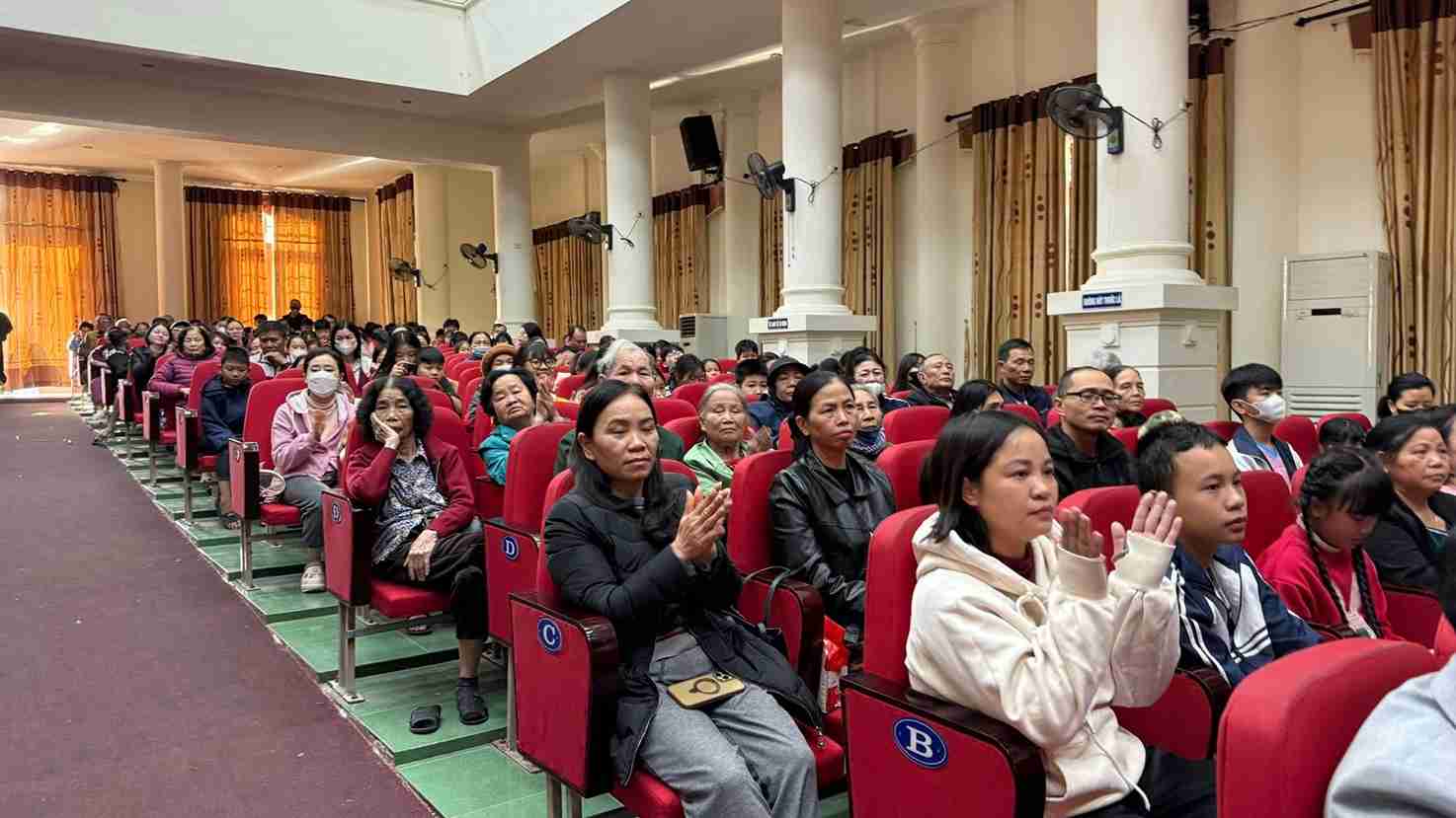 Many young audiences have their emotions behind them after watching Red Rain. Photo: Tu Ky Commune