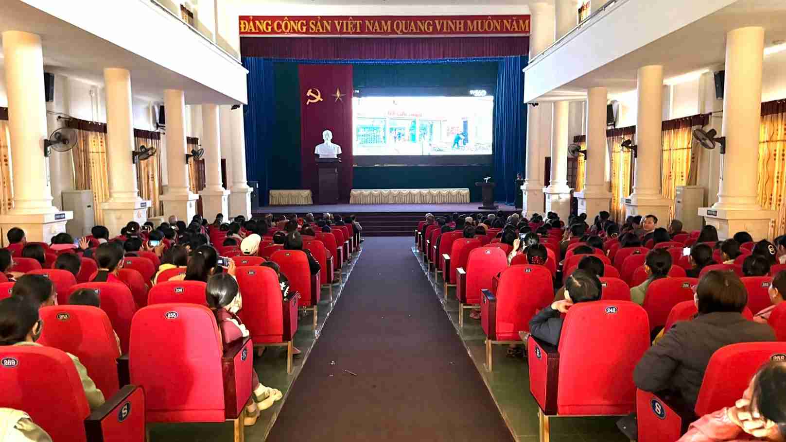 Khan gia xa Tu Ky theo doi bo phim “Mua Do” tai Nha van hoa Trung tam. Anh: Xa Tu Ky