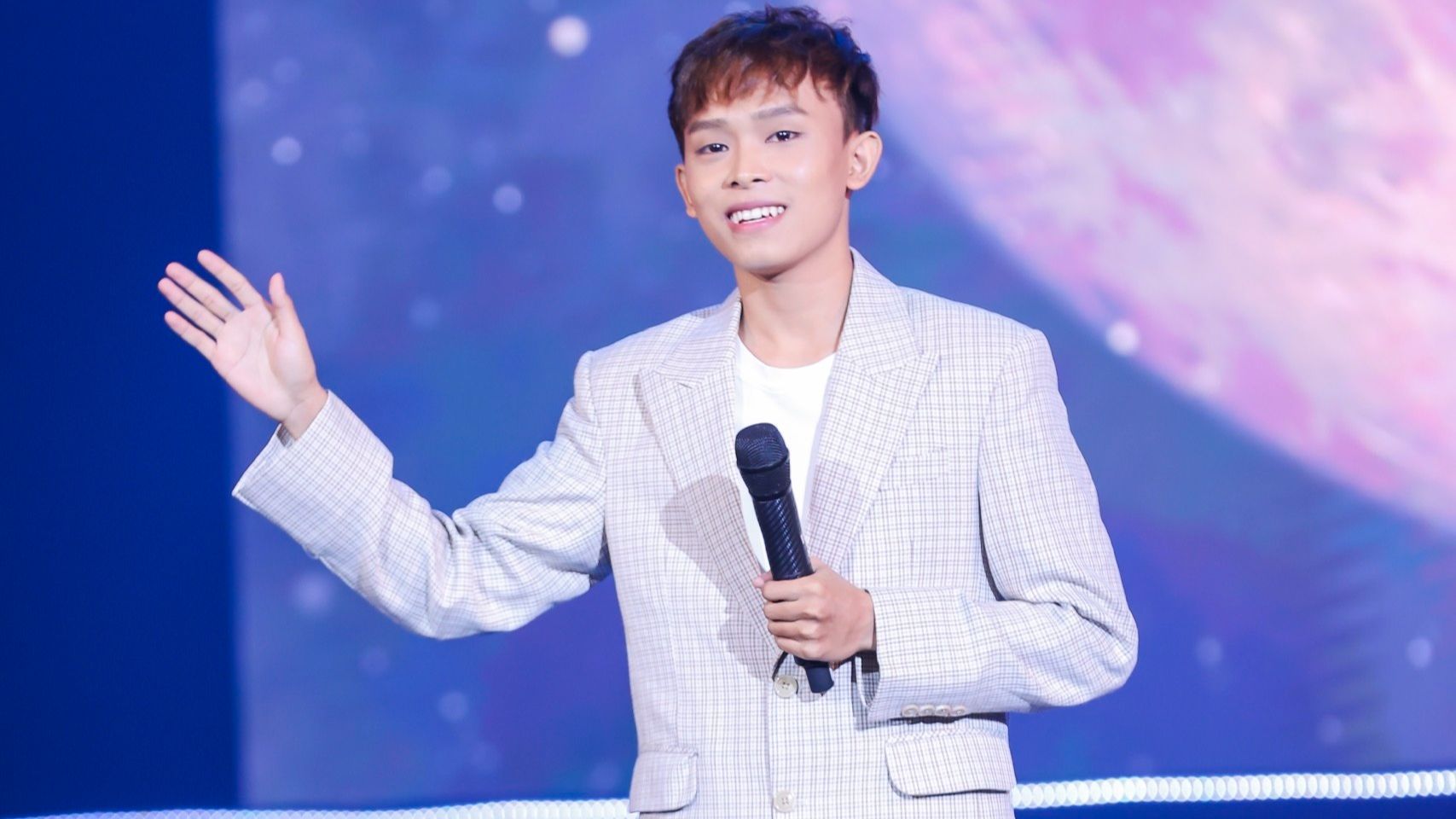 Singer Ho Van Cuong. Photo: Provided by the artist.