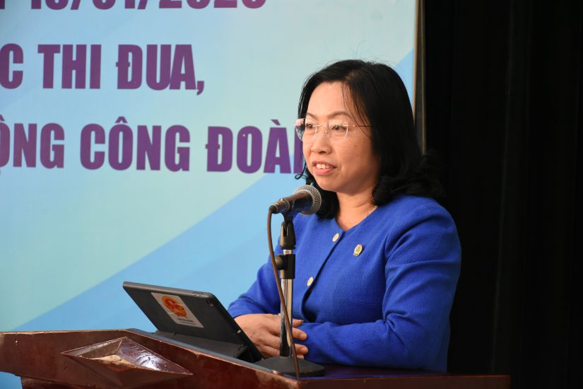 태투쓰엉 베트남 노동총연맹 상임 부위원장이 워크숍에서 발언하고 있습니다. 사진: 프엉마이