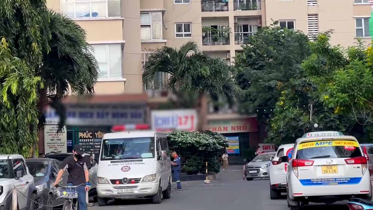 A person was found dead in an apartment building in Ho Chi Minh City, suspected of falling from the rooftop. Photo: Dong Hoang