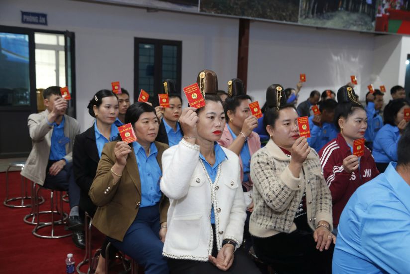 Les délégués votent pour approuver les objectifs et résolutions de l'Assemblée générale du syndicat de la Société par actions de caoutchouc de Điện Biên Vème mandat 2025-2030. Photo : Quang Đạt