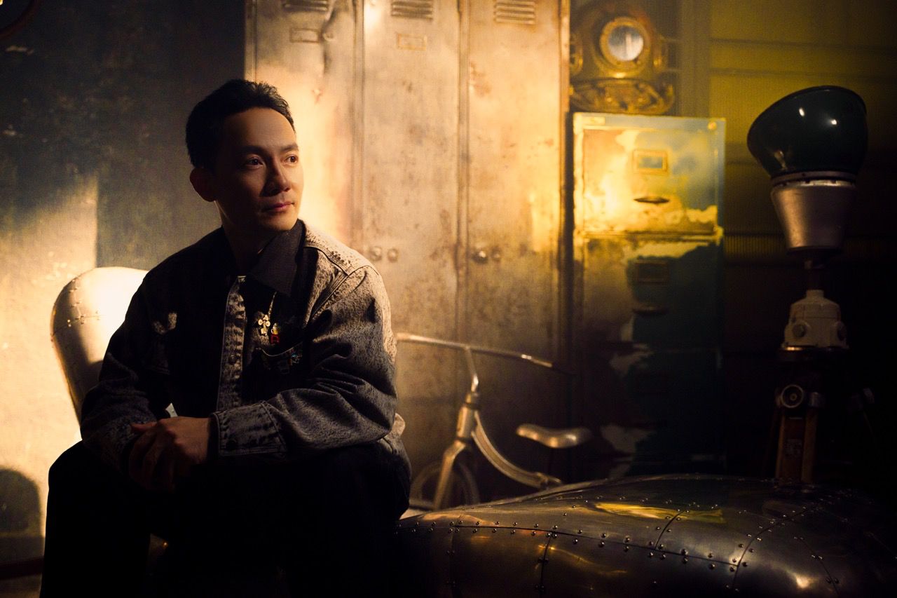 Tien Dat sings ballad. Photo: Provided by the artist.