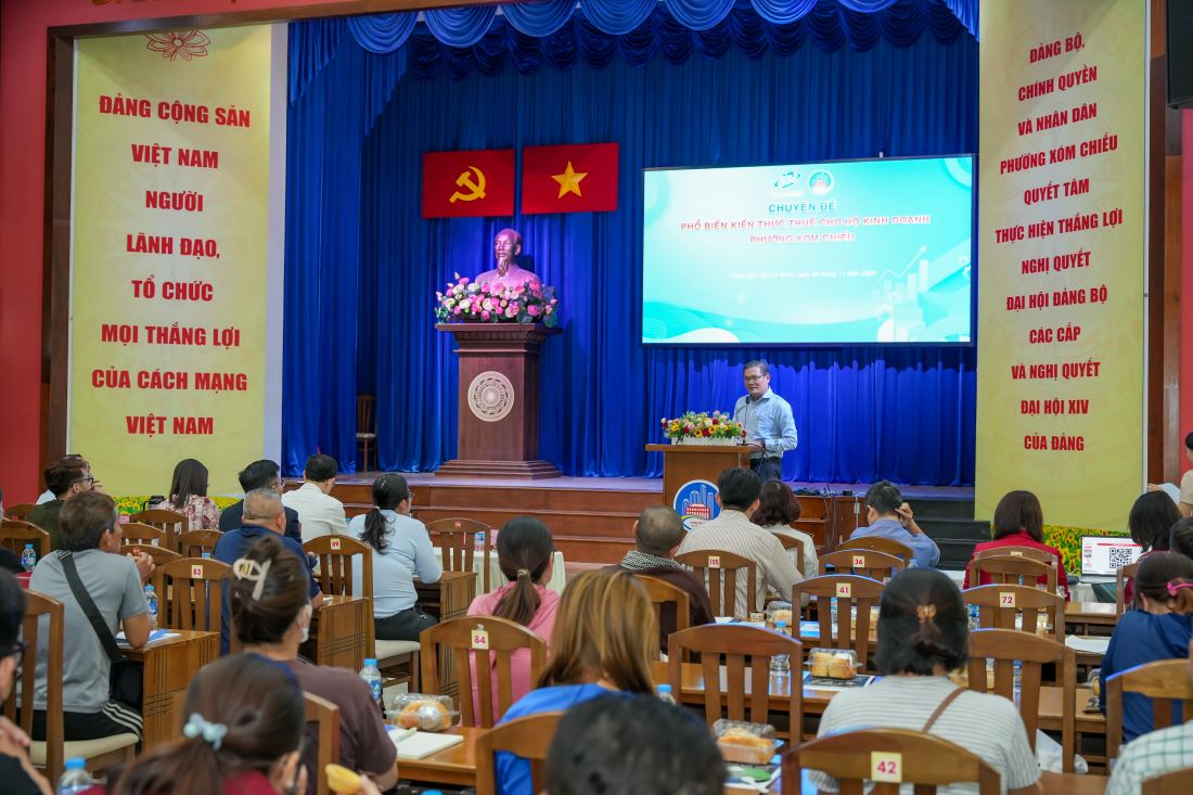 Ho Chi Minh City Open University in collaboration with Xom Chieu Ward organized a thematic report on Disseminating tax knowledge to Business Households in Ho Chi Minh City. Photo: Minh Chau