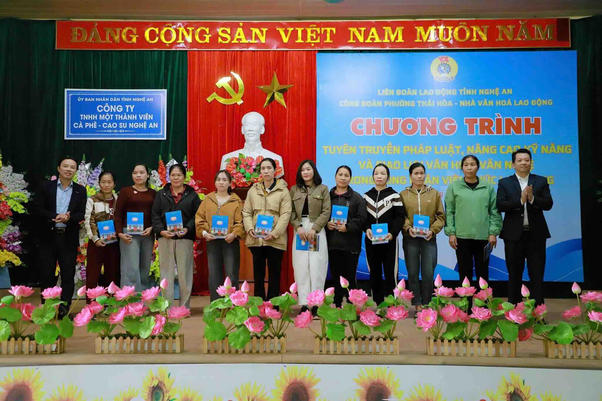 プログラムで困難な状況にある組合員に贈り物を贈る。写真:Nghe An労働組合