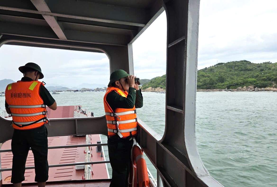 関係当局は、海上での漁船沈没事故で行方不明になった2人の漁師の捜索地域を拡大しています。写真:Khanh Hoa国境警備隊