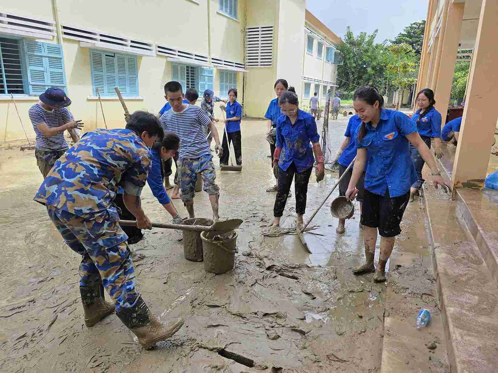 Khanh Hoa省の機能部隊が洪水後の学校を片付ける。写真:Huu Long