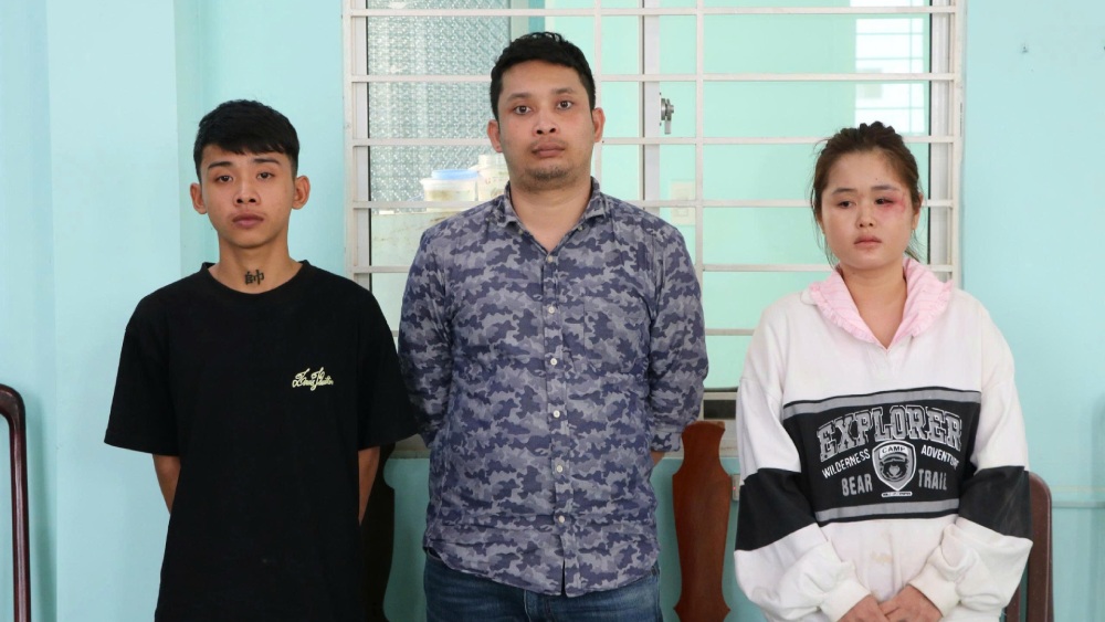 Tạm giữ hình sự đối với 3 đối tượng để điều tra về hành vi mua bán trái phép chất ma túy. Ảnh: Tiến Dũng