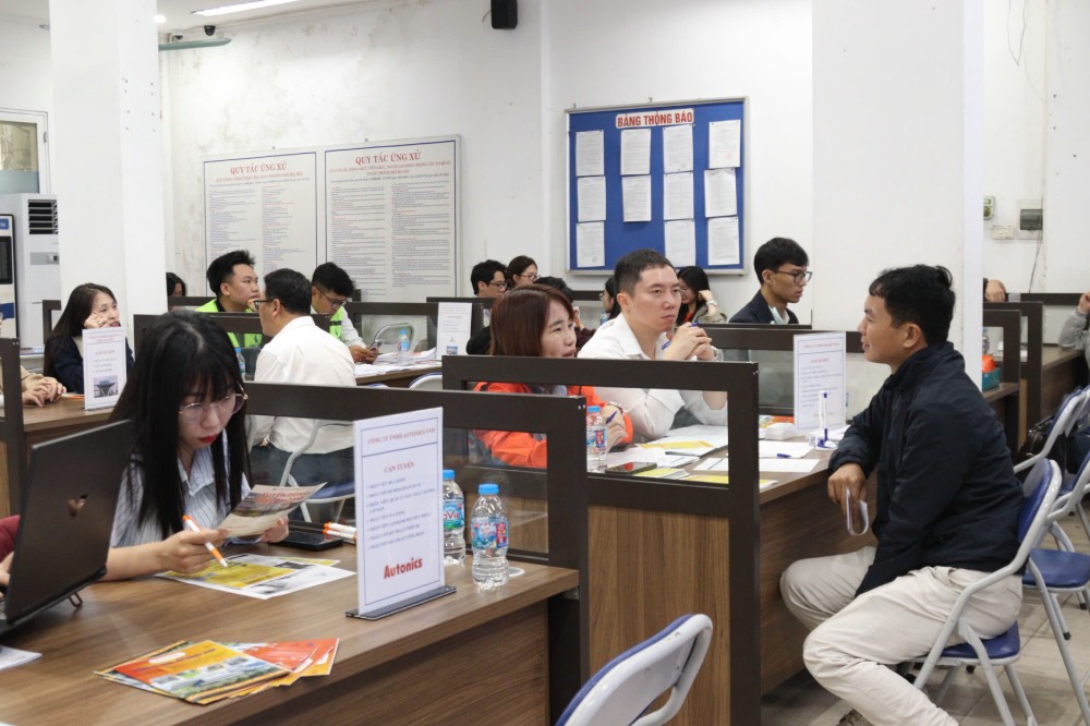 Les travailleurs rapatriés recherchent des opportunités d'emploi lors de la séance de négociation sur l'emploi pour les travailleurs étrangers rentrés au pays. Photo : Quynh Chi