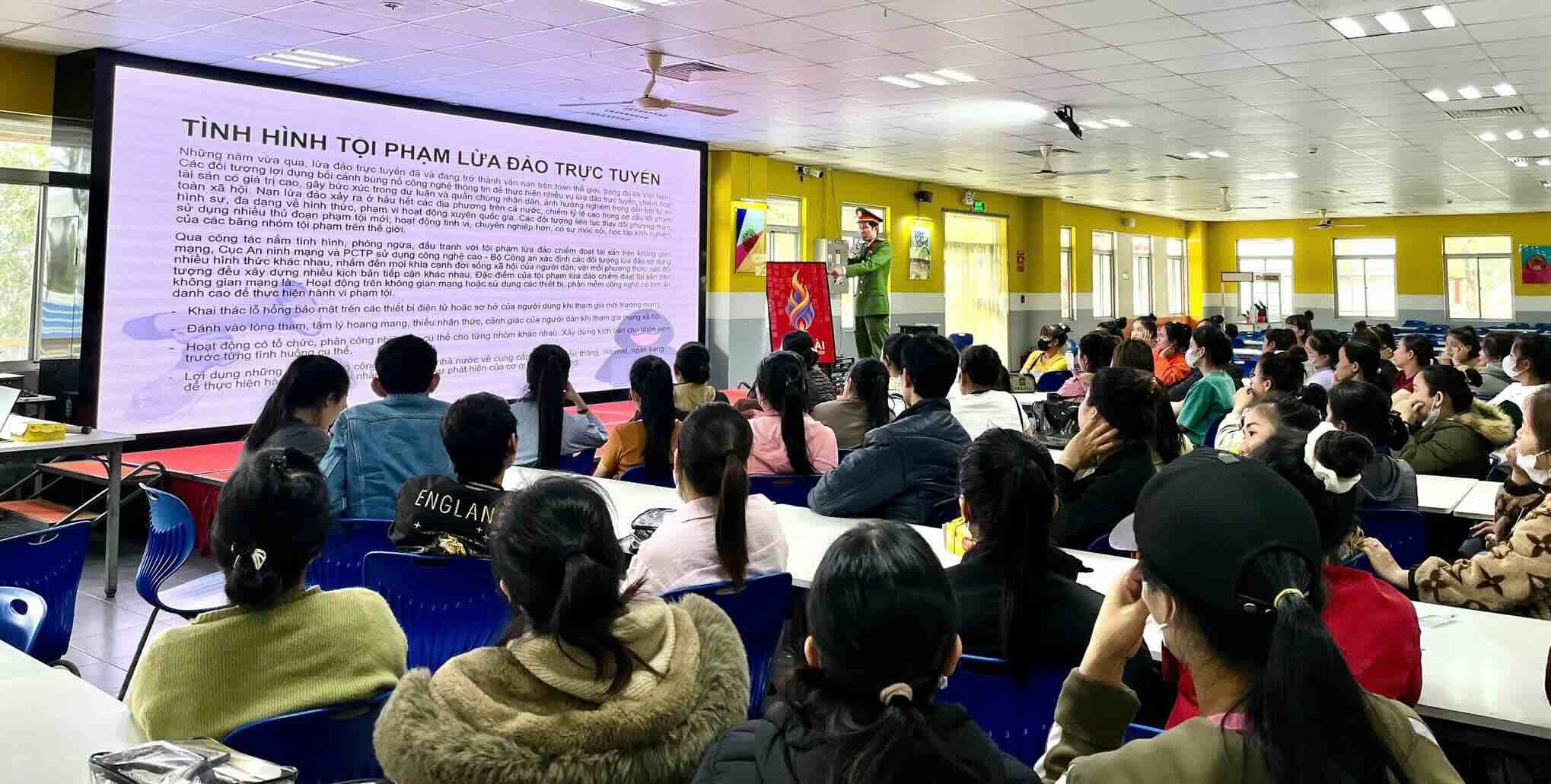 Phu Bai phuong 警察は、150人以上の職員、労働者にオンライン詐欺対策の啓発活動を行った。写真:Hue 労働組合