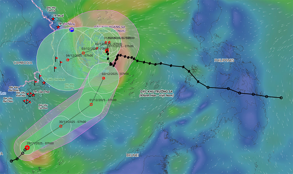 Storm No. 15 Koto and tropical depression - remnant of storm Senyar - are coral in the East Sea. Photo: NCHMF