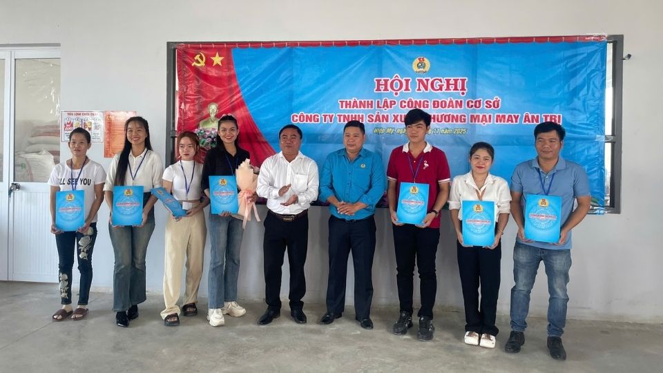 The Executive Committee of the Trade Union of An Tri Garment Company was introduced with 7 comrades, Mr. Doan Huu Nghia holds the position of Chairman. Photo: Hoang Loc
