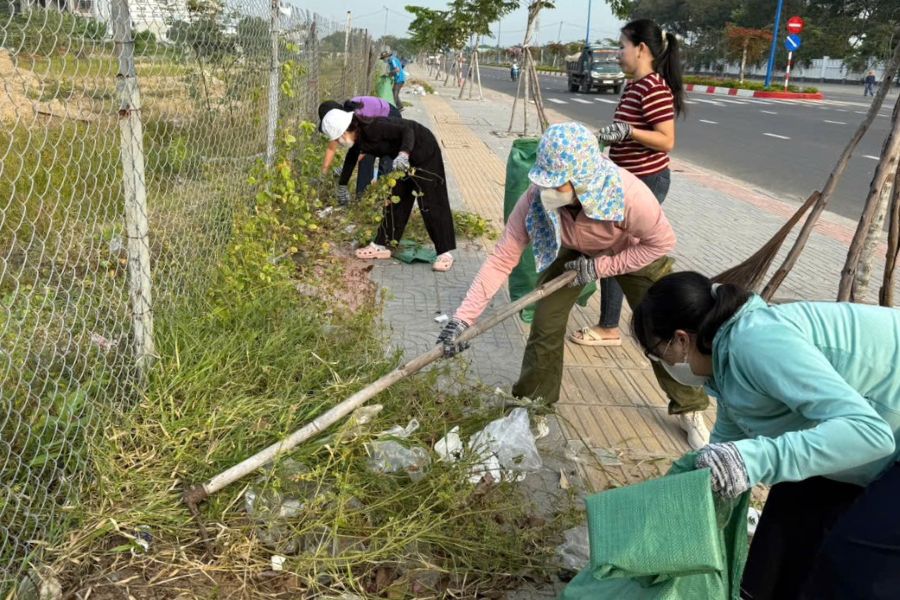 Dong dao nguoi dan tham gia huong ung lam sach moi truong tren dia ban phuong Phuoc Thang. Anh: Phan Hanh