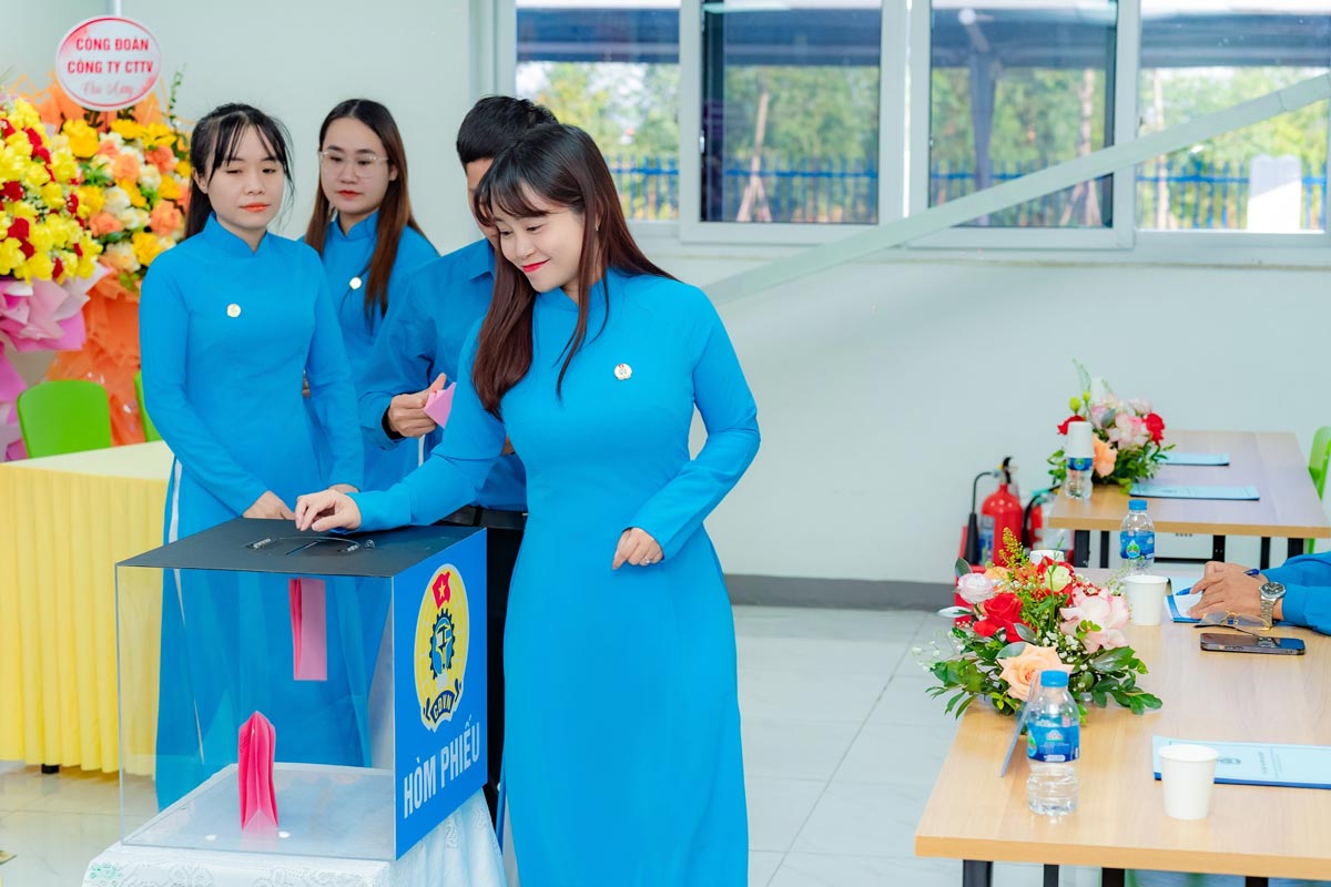 Cac dai bieu bo phieu bau BCH Cong doan Cong ty nhiem ky moi. Anh: Cong ty Bumjin Electronics vina