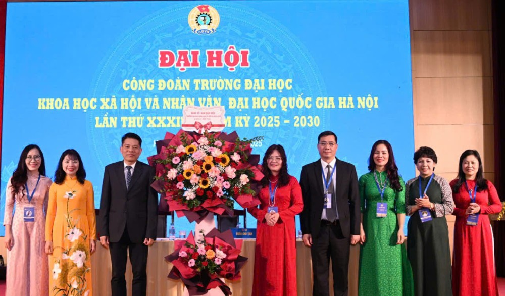 Dang uy Truong Dai hoc Khoa hoc xa hoi va Nhan van tang hoa chuc mung Dai hoi Cong doan Truong. Anh: USS Media