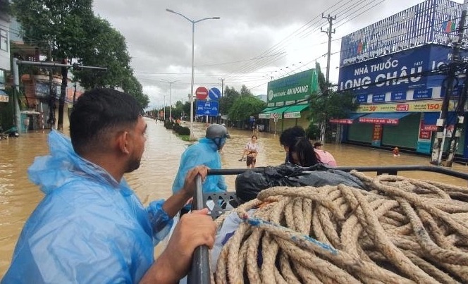 Arshaad Yousuph un turista sudafricano y un lugareño escalando el agua para ayudar a la zona inundada en Khanh Hoa. Foto proporcionada por el personaje