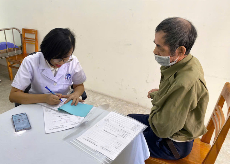 Nguoi dan tham kham bao hiem y te. Anh: BVCC