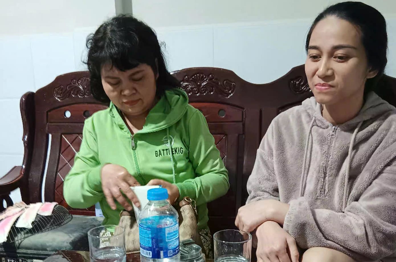 Ms. Bui Thi Thu Ha (right) came to hand over the property to Ms. Nguyen Thi Ha's family in Nha Trang. Photo: Phung The Quang