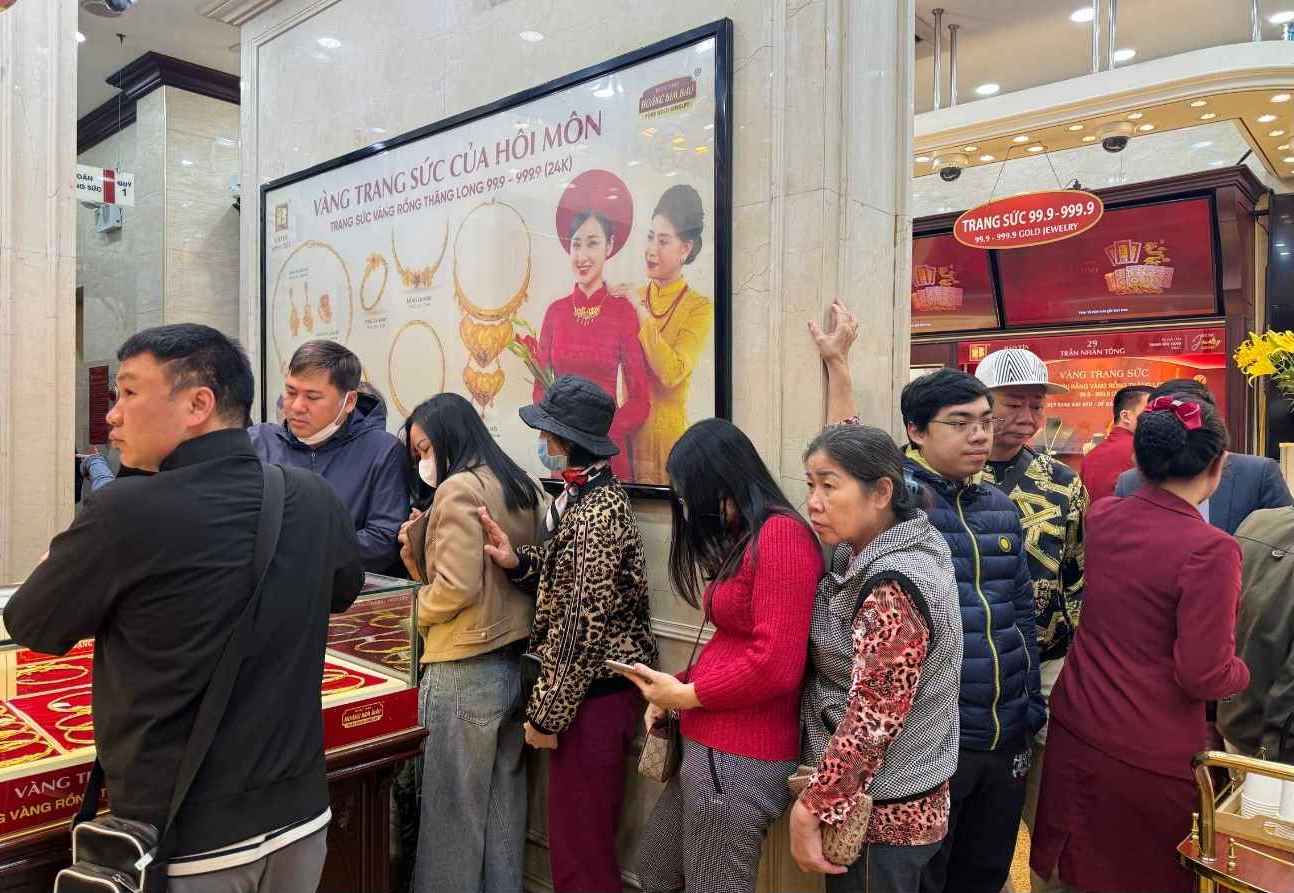 Sang 29.11, nhieu nguoi cho doi trong mot cua hang vang bac da quy tai Ha Noi de mua vang nhan. Anh: Phuong Anh 