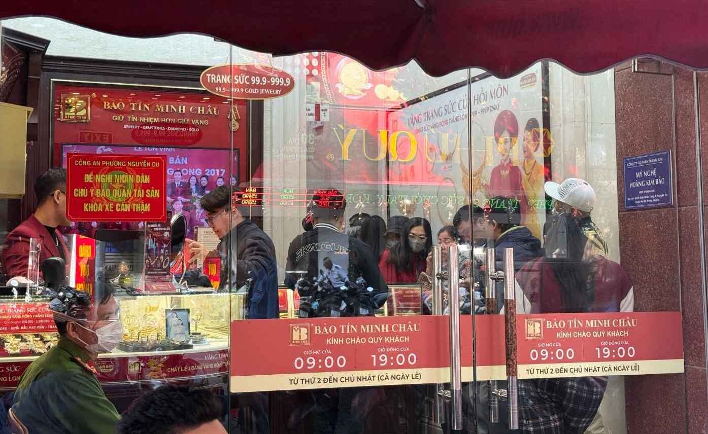 Du gia lien tuc bien dong, vang nhan van thu hut nhieu nguoi san mua. Anh: Phuong Anh