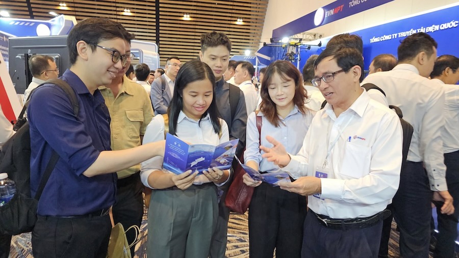 Ong Hoang Quoc Son - Truong ban Truyen thong EVNSPC - gioi thieu cac san pham cong nghe cua EVNSPC tai gian hang cho khach tham quan. Anh: EVNSPC