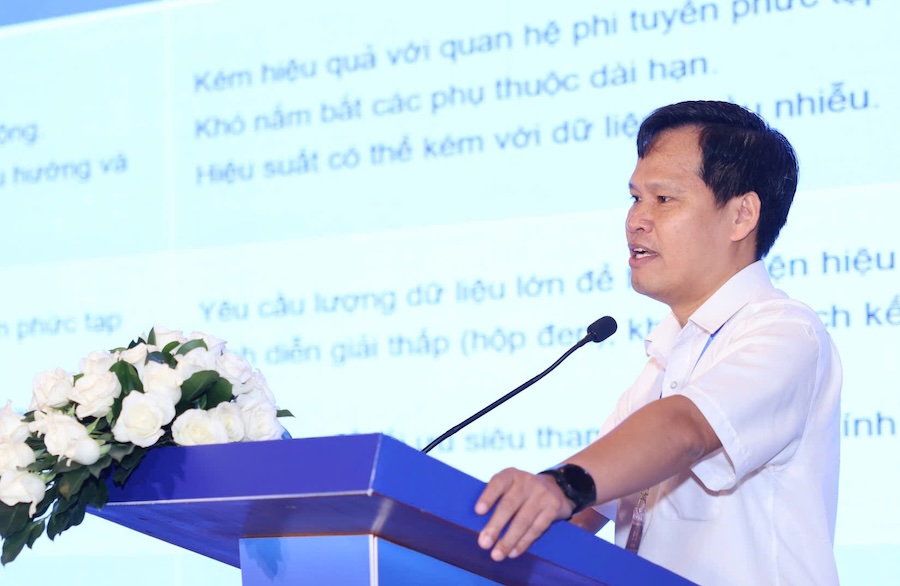 Ong Bui Quoc Hoan - Pho Tong giam doc EVNSPC - trinh bay tham luan tai chuyen de Phan phoi va Dich vu khach hang. Anh: EVNSPC