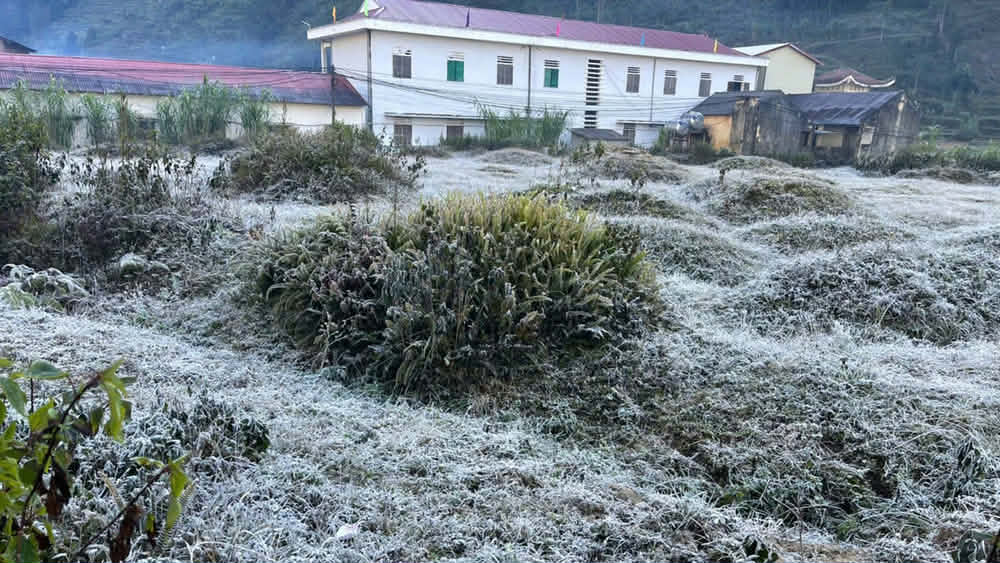 Price increase appeared in Sa Phin commune this morning. Photo: Khanh Toan