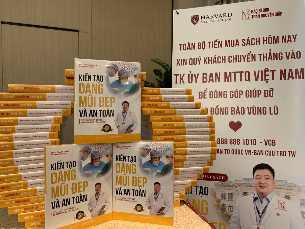 Doctor Tran Nguyen Giap launched the book "Creating a beautiful and safe nose shape", sharing a philosophy of standard cosmetic procedures and spreading humanistic meaning through volunteer activities. Photo: Thai Bao.