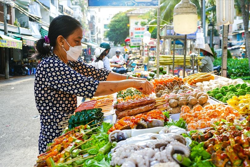 Tieu thuong bay ban thuc pham. Anh: Ta Quang