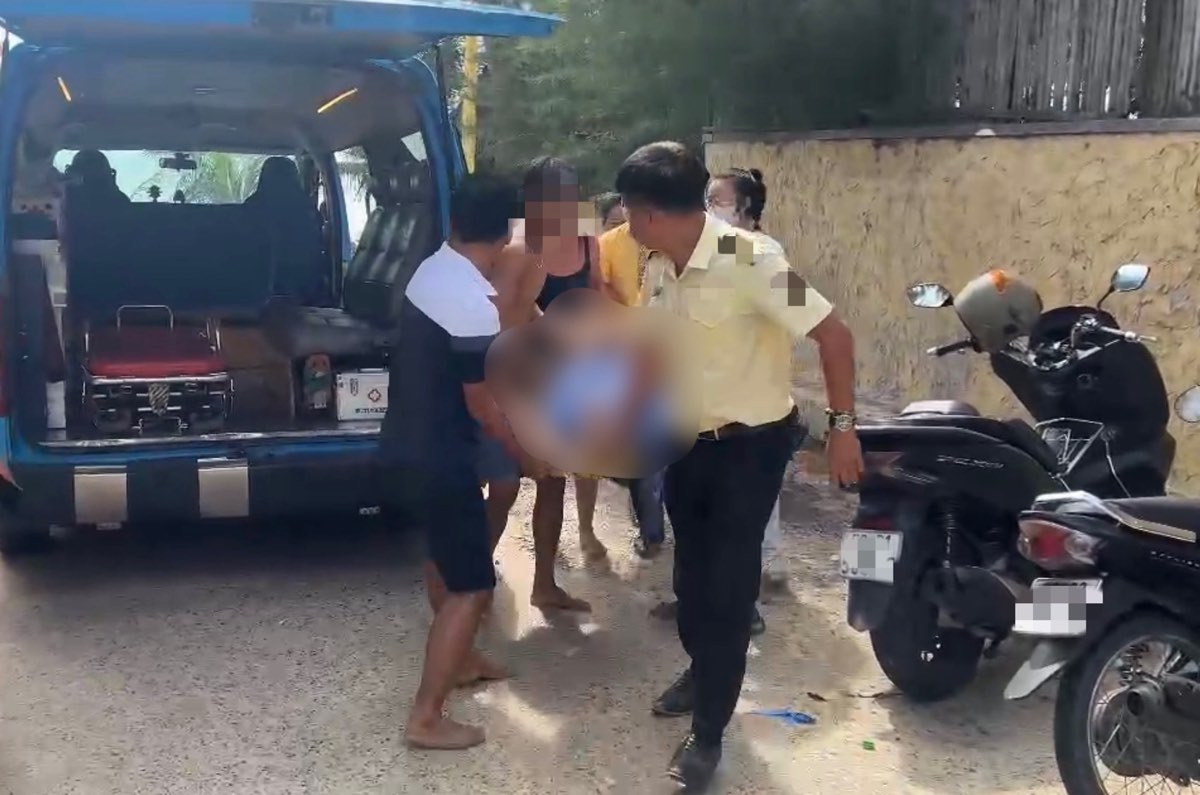 Nam du khach Nga duoc dua len xe cuu thuong di cap cuu, tuy nhien da tu vong sau do. Anh: Duy Tuan 