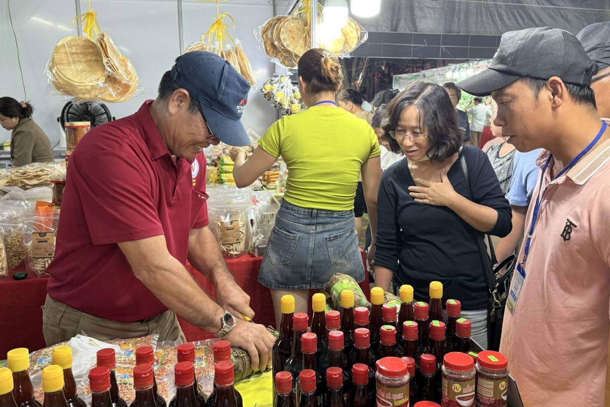 Khach hao hung dung thu san pham tai mot cua hang OCOP trong su kien. Anh: Thanh An