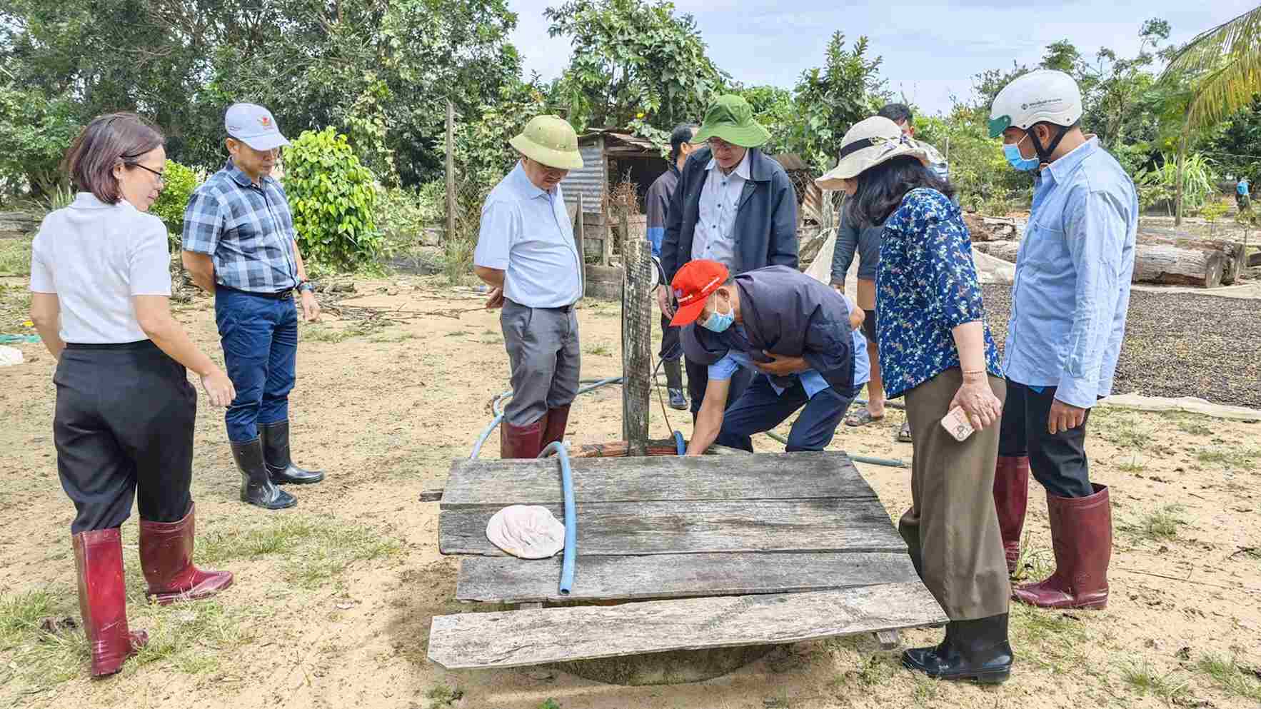 Luc luong y te kiem tra nguon nuoc tai cac vung bi ngap nang sau lu. Anh: Than Hy
