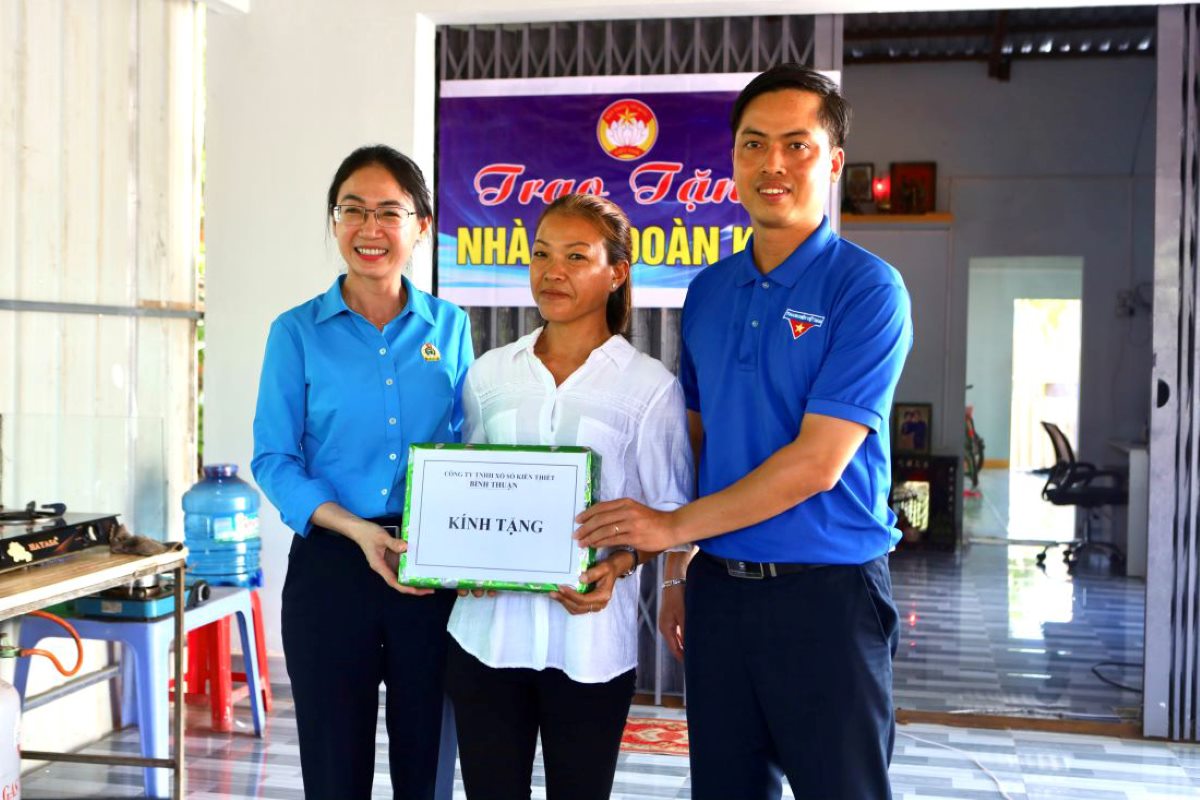 CDCS Cong ty TNHH Xo so kien thiet Binh Thuan chung tay xay nha Dai doan ket cho nguoi dan co hoan canh kho khan. Anh: Duy Tuan 