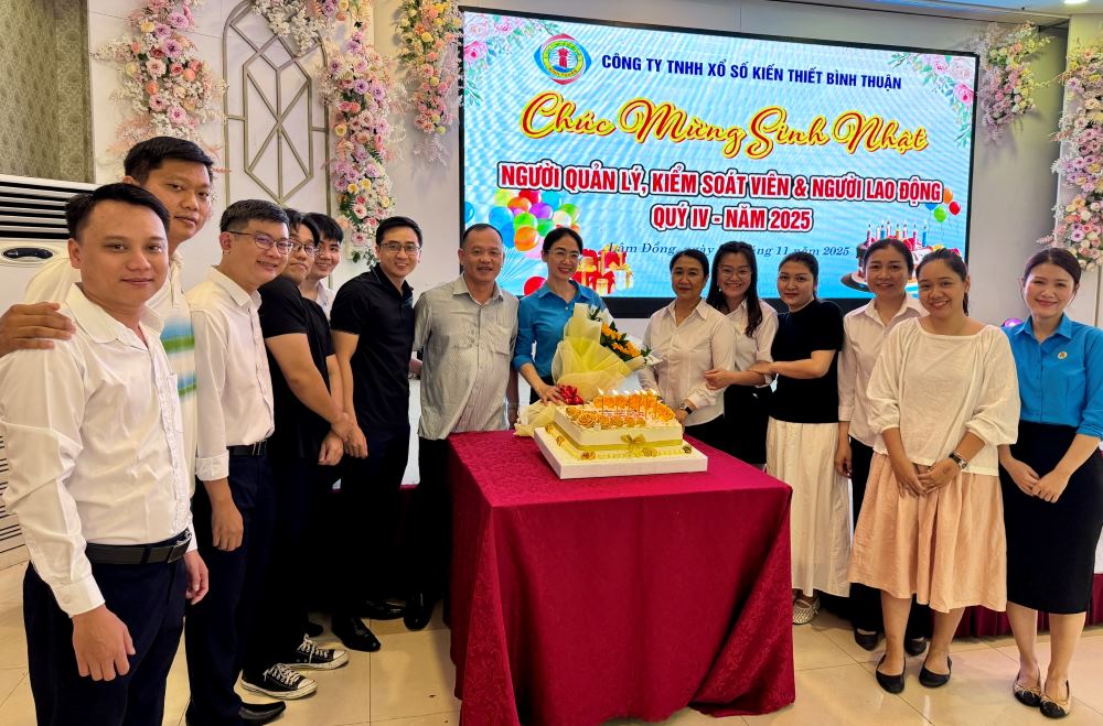 Cong doan co so Cong ty TNHH Xo so kien thiet Binh Thuan to chuc tang qua sinh nhat cho doan vien, nguoi lao dong theo quy. Anh: Duy Tuan 