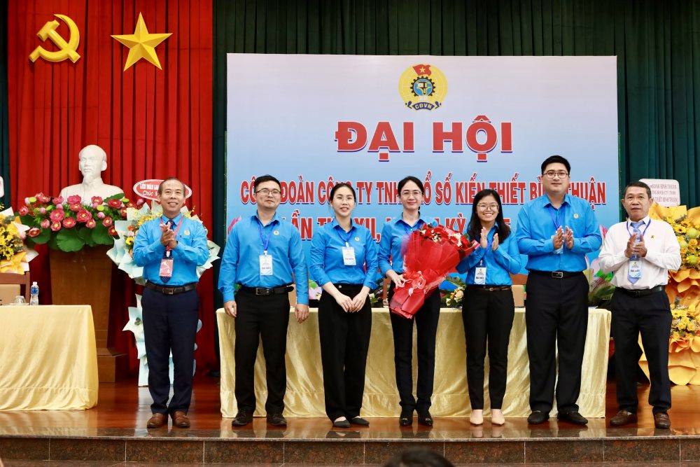 Ong Nguyen Phu Hoang - Chu tich LDLD tinh va ong Pham Nang Hiep - Chu tich Cong ty, tang hoa chuc mung Ban Chap hanh CDCS Cong ty TNHH Xo so kien thiet Binh Thuan, nhiem ky 2025 - 2030. Anh: Duy Tuan 