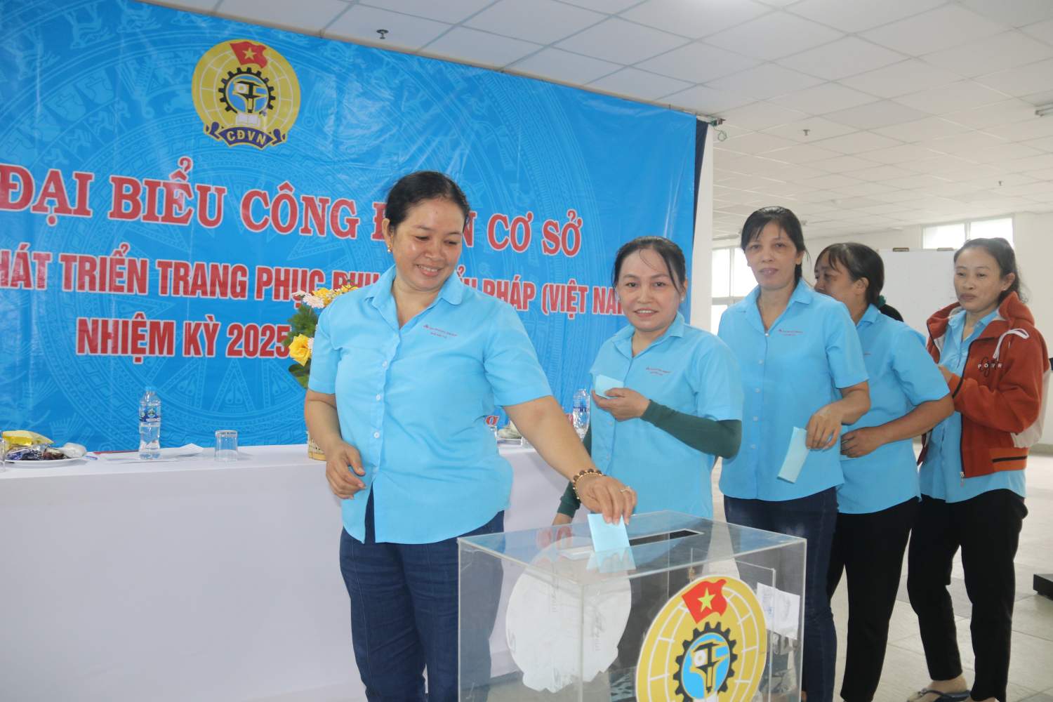 Doan vien bo phieu bau Ban Chap hanh Cong doan nhiem ky moi. Anh: Phuong Linh