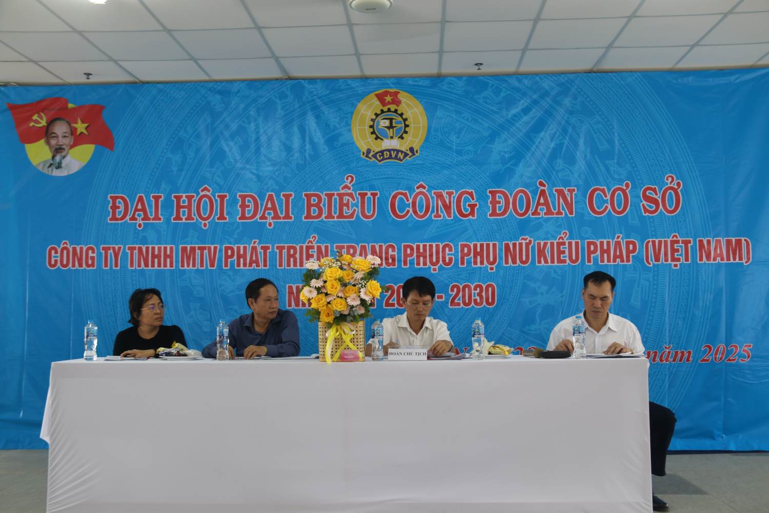 50 dai bieu tham du Dai hoi Cong doan co so Cong ty TNHH MTV Phat Trien Trang Phuc Phu Nu Kieu Phap (Viet Nam). Anh: Phuong Linh