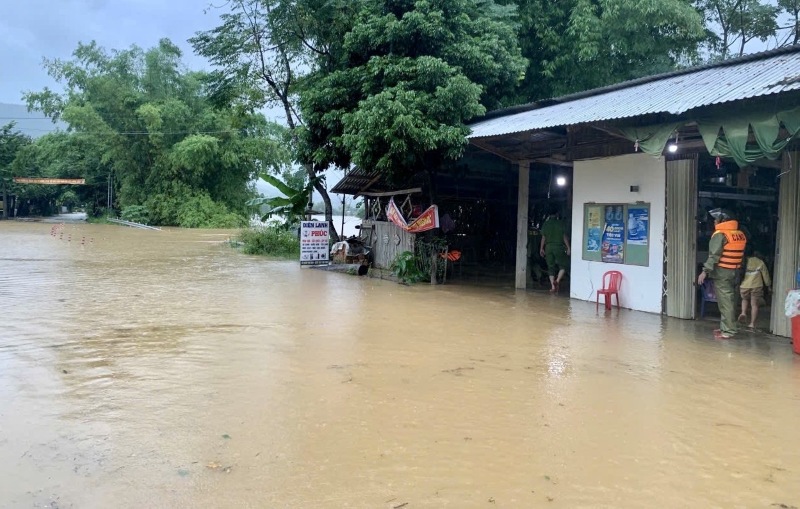다낭의 많은 코뮌이 홍수 피해를 입어 심각한 피해를 입었습니다. 사진: Truong An