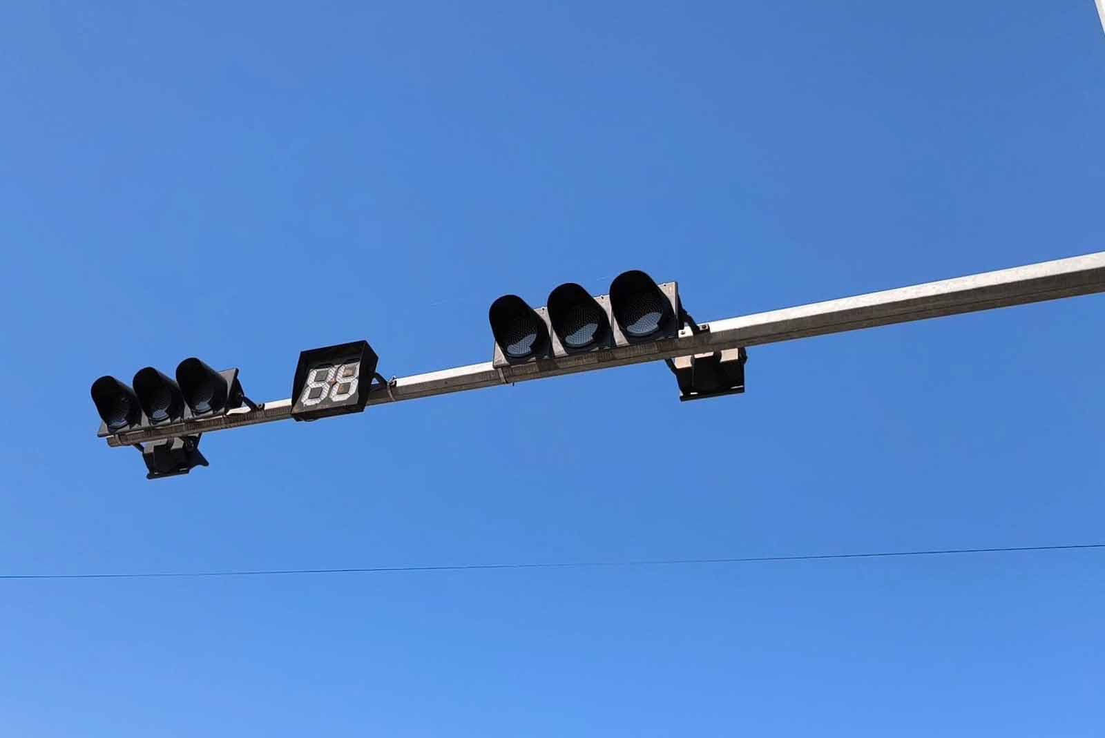 Den giao thong khong hoat dong tiem an mat an toan. Anh: Tran Tuan.