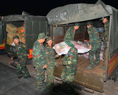 30トン以上の救援物資がハノイから洪水被災地のGia Laiの同胞に届けられました。写真提供:ハノイ首都司令部