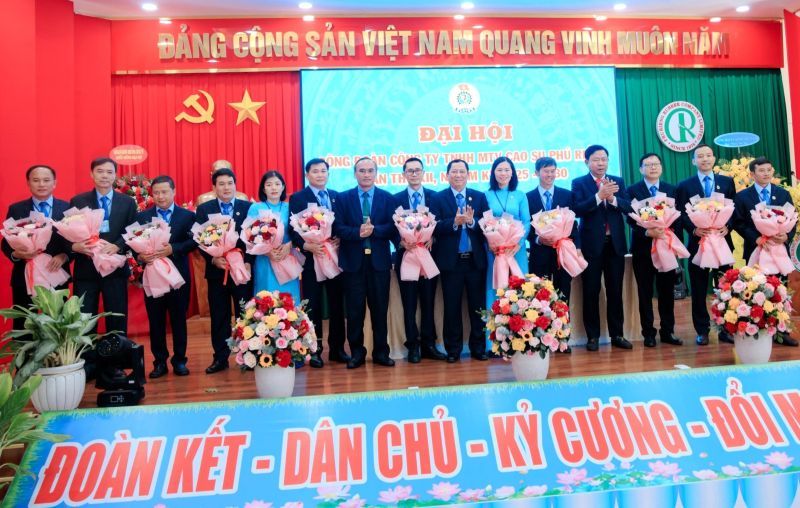The Executive Committee of the Phu Rieng Rubber Company Trade Union for the 2025 - 2030 term launched the congress. Photo: Duc Long