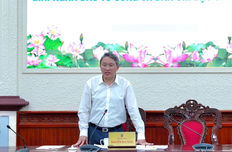 グエン・ハイ・ニン法務大臣は、全国規模で行政手続きの見直し、標準化を統一的に実施するために、法務省の一般的なガイダンス公文書を各省庁、部門、地方自治体に送付したと述べました。写真:法務省