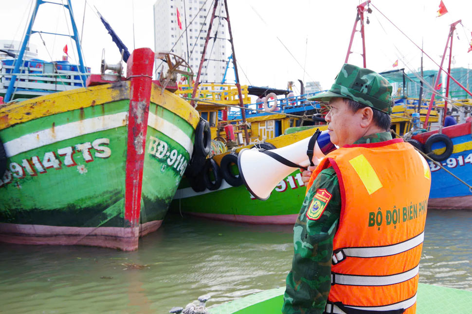 Gia Lai省国境警備隊は、船舶に対し、台風15号に積極的に対応するよう通知しました。写真:コン・クオン
